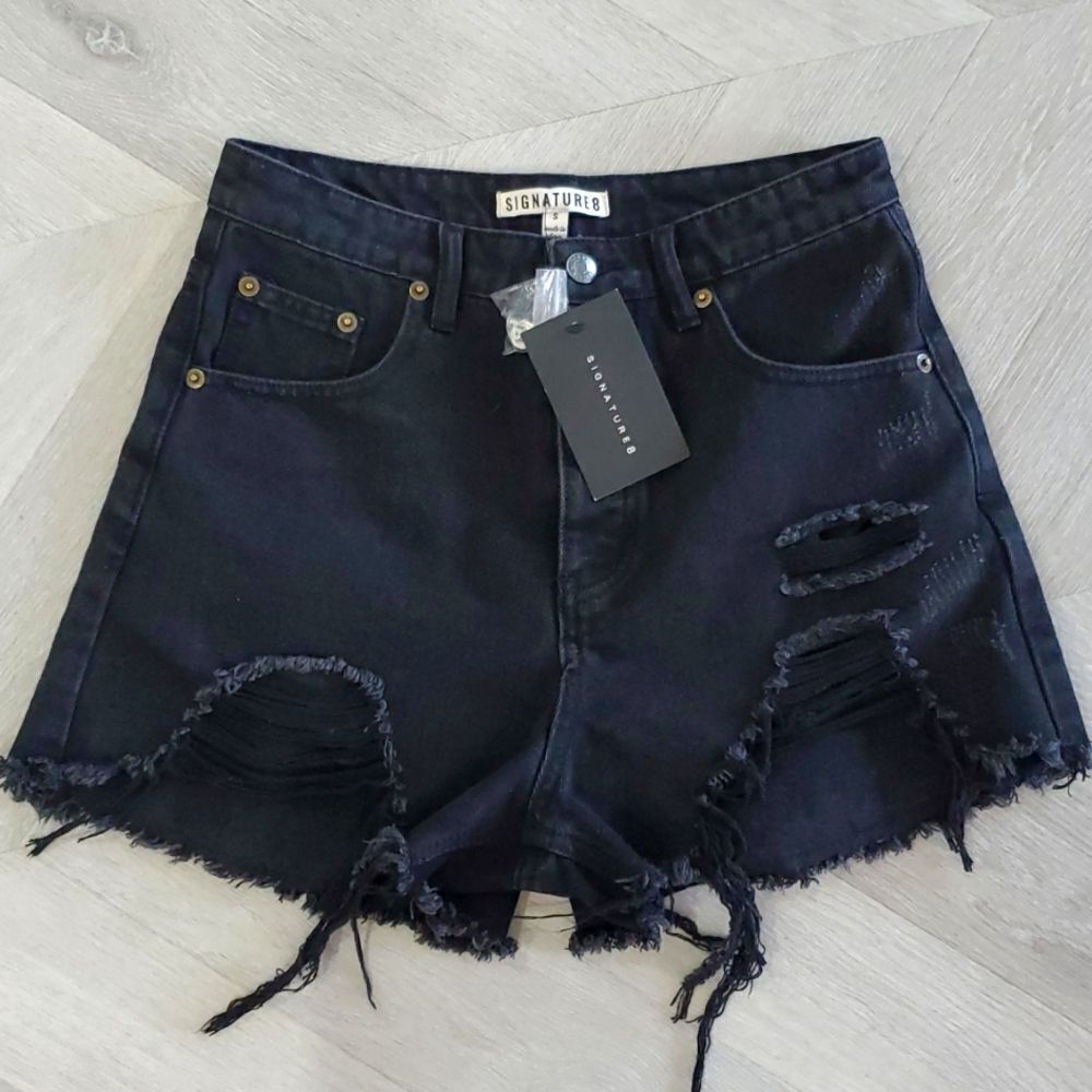 Signature 8 Black, The Taylor Distressed Cut Off Jean Shorts Size Small, NWT ✨️